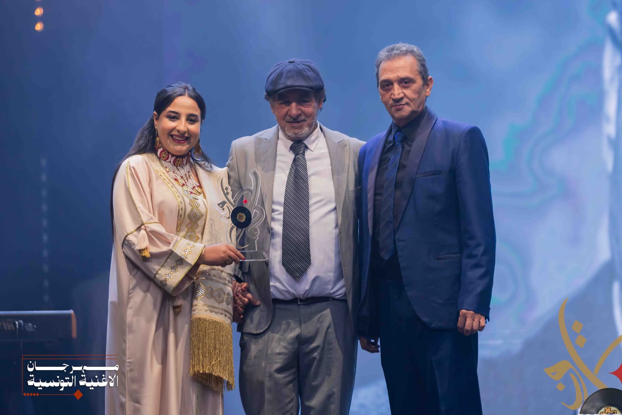 نجوى عمر تتوج بالجائزة الأولى في مهرجان الأغنية التونسية نجوى عمر تتوج بالجائزة الأولى في مهرجان الأغنية التونسية